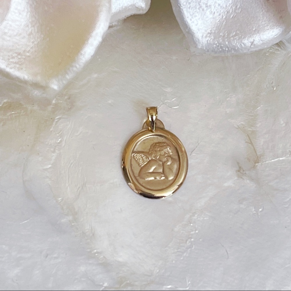 14K Gold Angel Cherub Oval Lightweight Pendant NEW